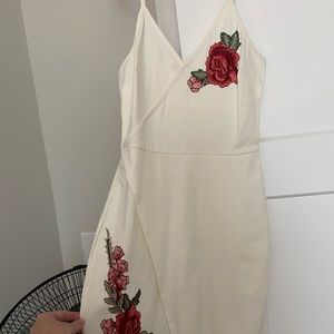 Off white bodycon rose embroidered dress Size M